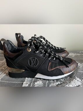 Louis Vuitton Run Away Black Suede Monogram Runner Sneakers 
EU 36 US 5.5-6